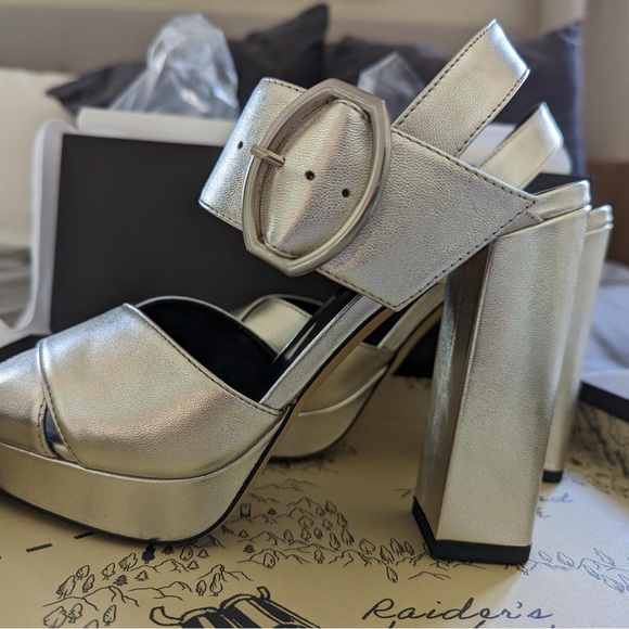 Banana Republic Silver Platform Heels - Size 9 - Picture 3 of 6